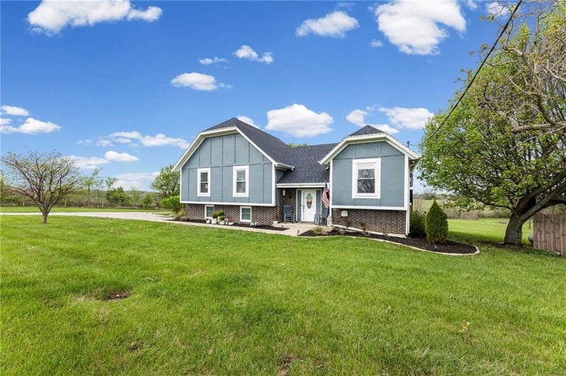 19817 Clare Rd, Spring Hill, KS 66083