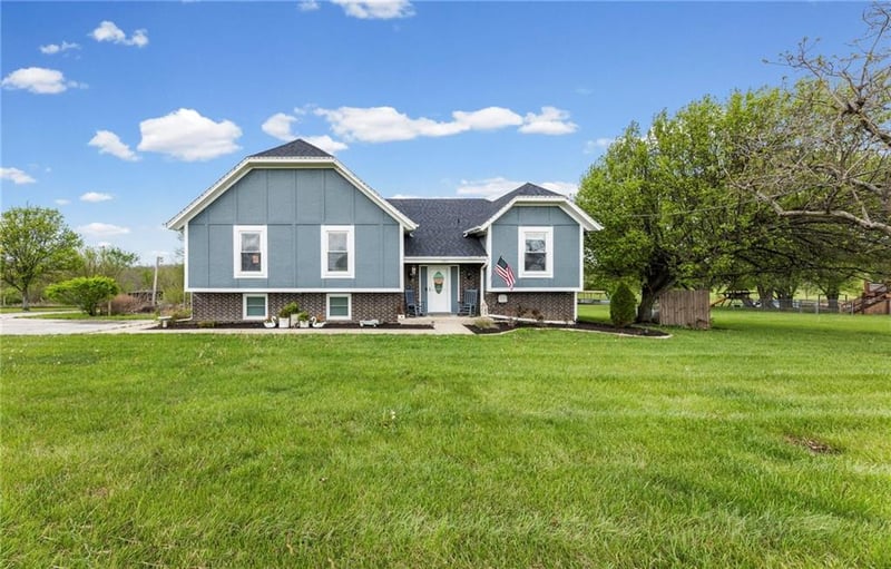 19817 Clare Rd, Spring Hill, KS 66083