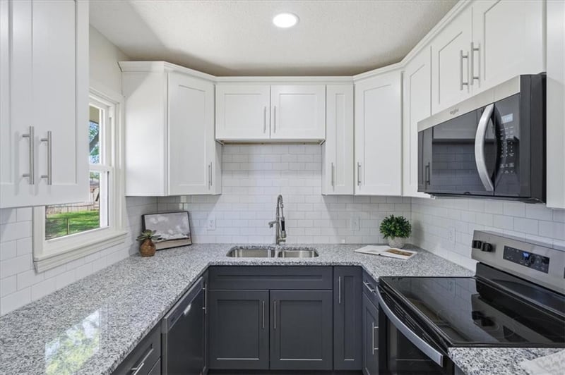 3105 Porter Rd, Independence, MO 64055
