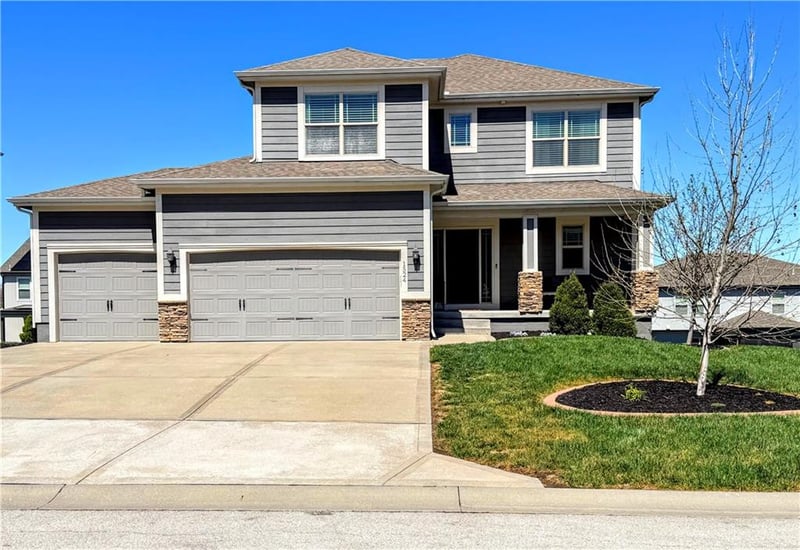 1524 44th St, Lee's Summit, MO 64082