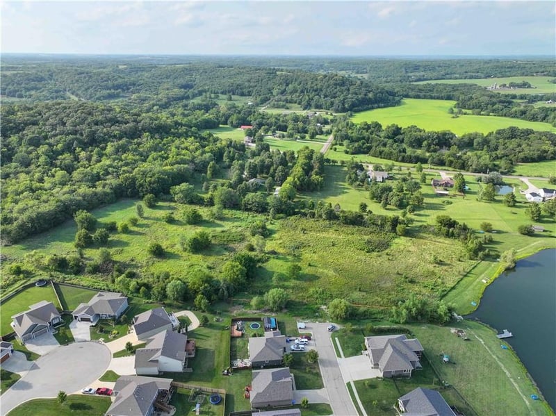 22999 Sycamore St, Tonganoxie, KS 66086