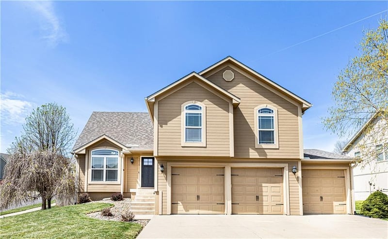 1016 112th Ter, Kansas City, MO 64155