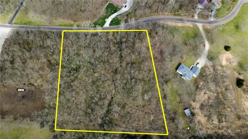 1611 Sunrise Dr, Smithville, MO 64089