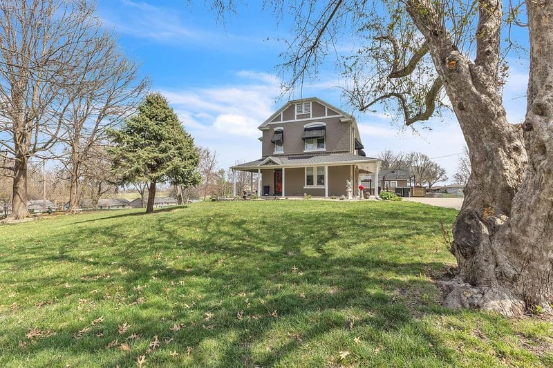 3339 Hill Rd, St Joseph, MO 64506