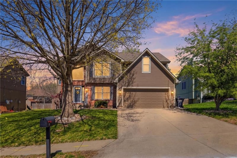217 Paseo Pl, Blue Springs, MO 64014