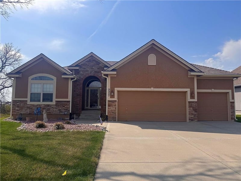 9920 Manning Ave, Kansas City, MO 64157