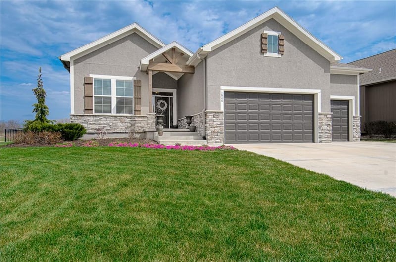 1542 Arbor Park Dr, Lee's Summit, MO 64082