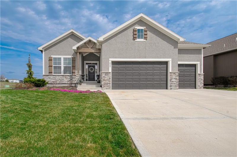 1542 Arbor Park Dr, Lee's Summit, MO 64082