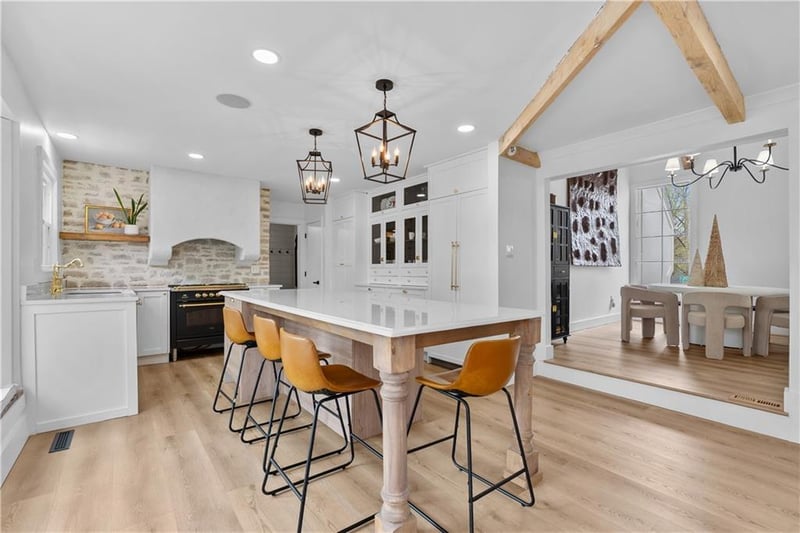 225 Hickory St, Lee's Summit, MO 64064
