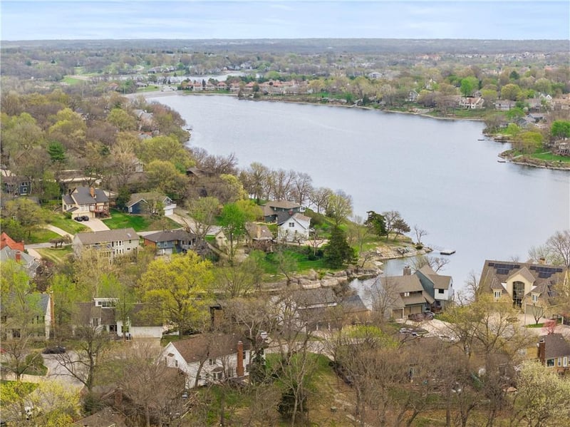 225 Hickory St, Lee's Summit, MO 64064