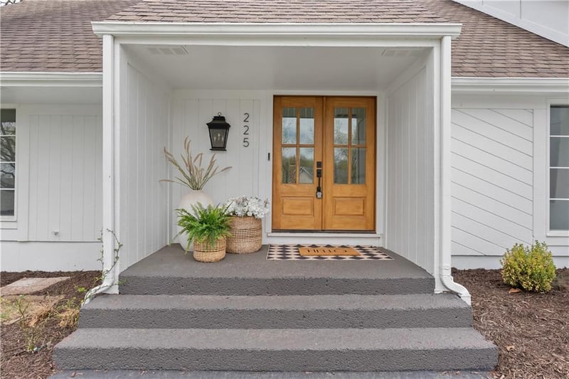 225 Hickory St, Lee's Summit, MO 64064