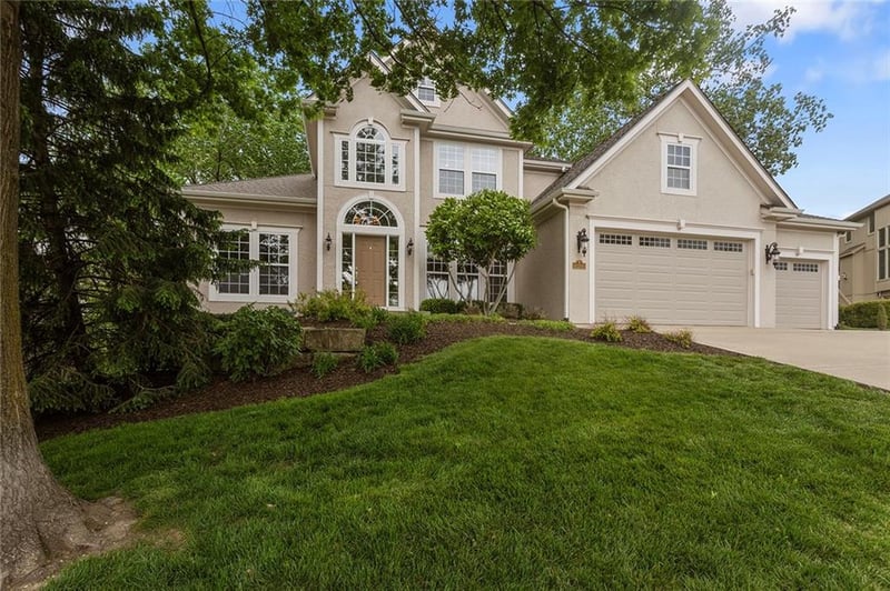 10200 Magnolia Ln, Parkville, MO 64152