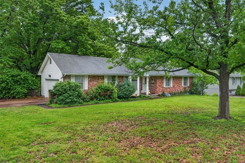 413 Sunset Dr, Lee's Summit, MO 64081