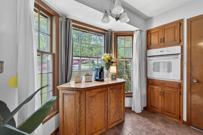 413 Sunset Dr, Lee's Summit, MO 64081