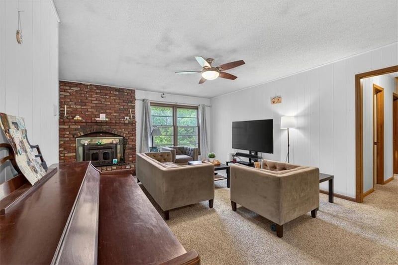 413 Sunset Dr, Lee's Summit, MO 64081