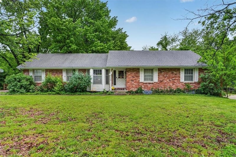 413 Sunset Dr, Lee's Summit, MO 64081