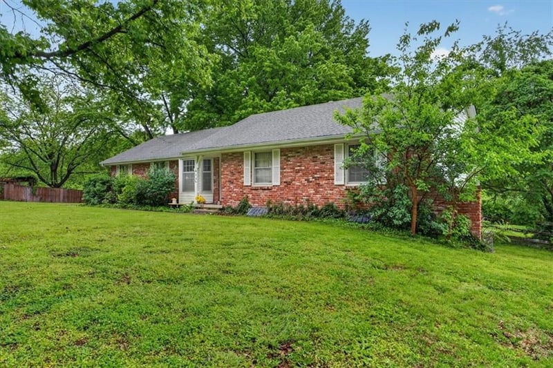 413 Sunset Dr, Lee's Summit, MO 64081