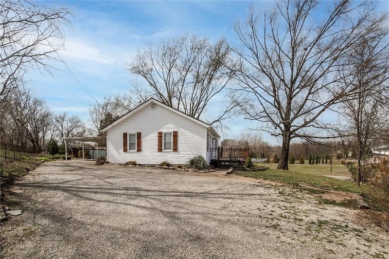 13201 Mohawk Rd, Parkville, MO 64152