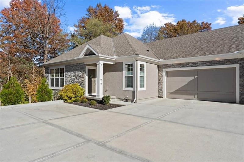 912 110th Ter, Kansas City, MO 64131