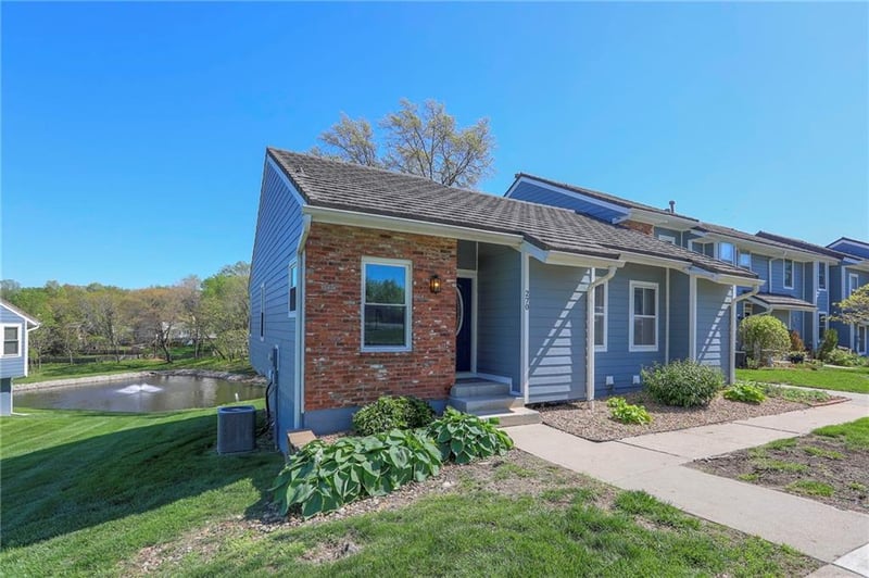 270 NE Bayview Dr, Lee's Summit, MO 64064