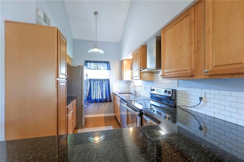 270 NE Bayview Dr, Lee's Summit, MO 64064