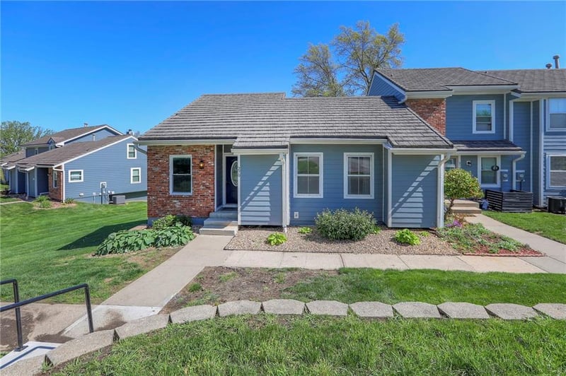 270 NE Bayview Dr, Lee's Summit, MO 64064