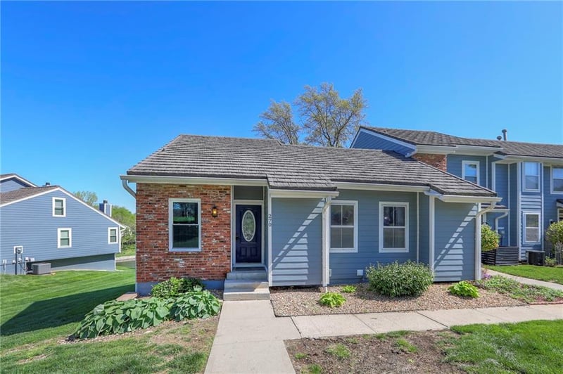 270 NE Bayview Dr, Lee's Summit, MO 64064