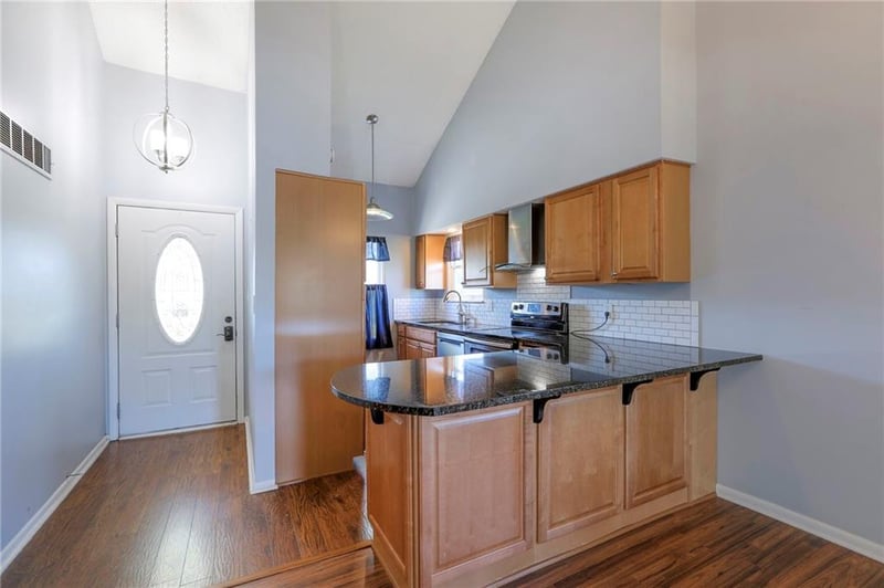 270 NE Bayview Dr, Lee's Summit, MO 64064