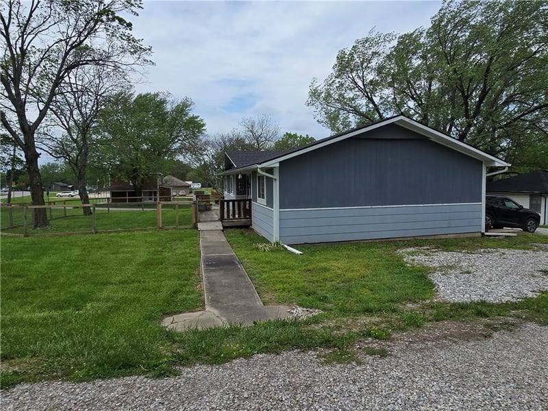 302 Dement St, Mound City, KS 66056