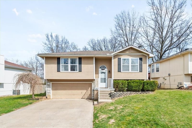 1723 Whitney Dr, Independence, MO 64057