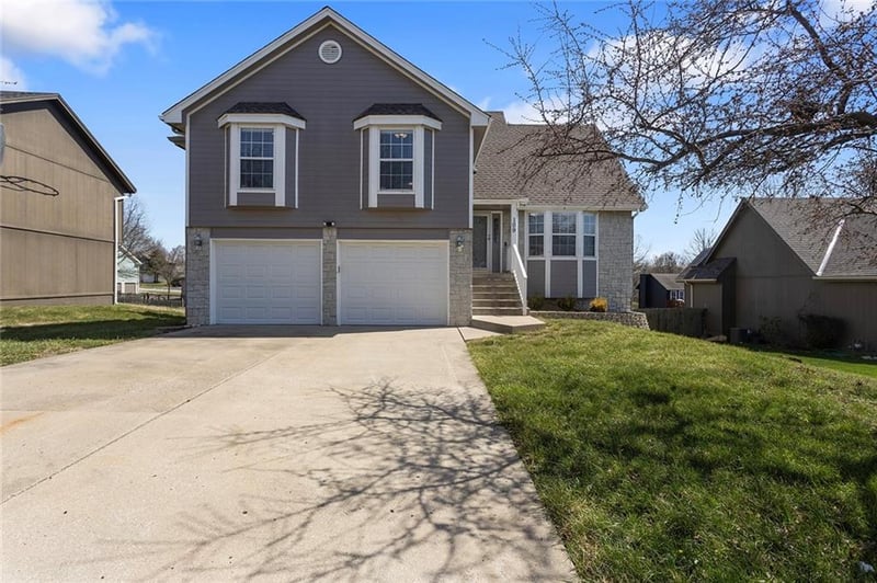 109 Drew Ln, Lee's Summit, MO 64081