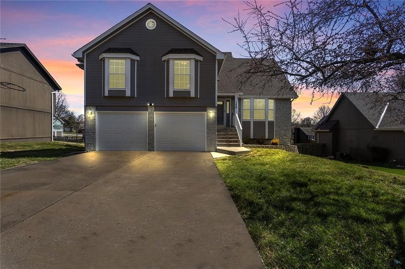 109 Drew Ln, Lee's Summit, MO 64081