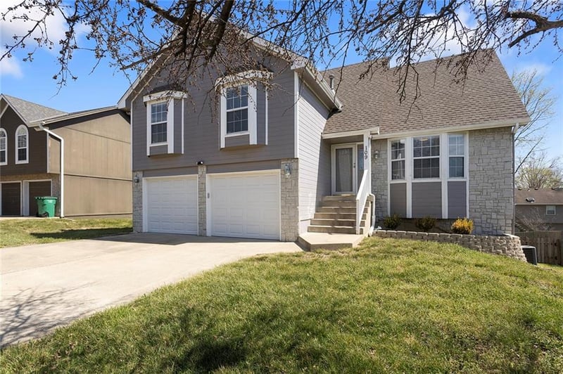 109 Drew Ln, Lee's Summit, MO 64081