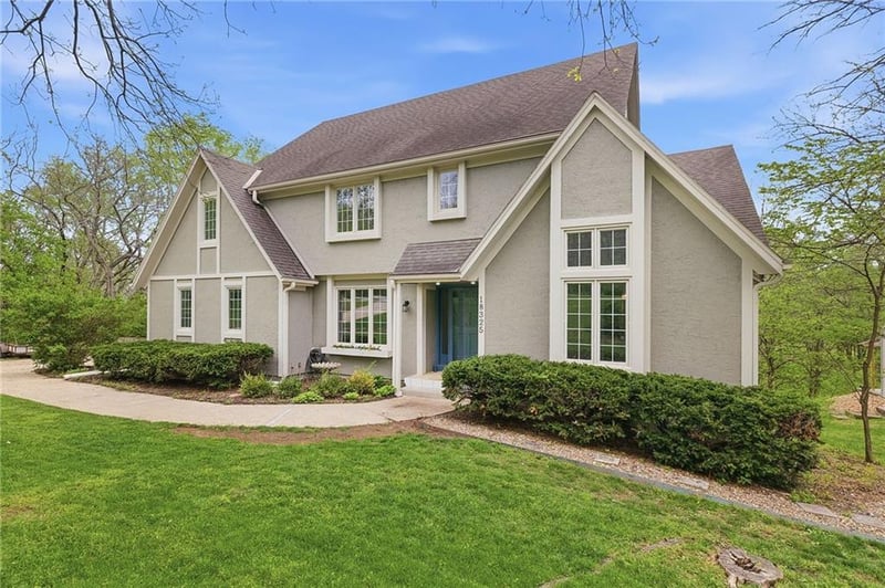 18325 Aberdeen St, Stilwell, KS 66085