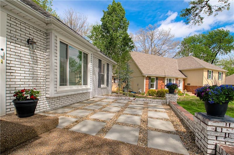 7626 Canterbury Dr, Prairie Village, KS 66208