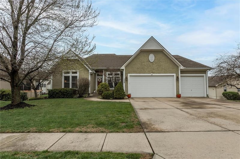 700 Winterstar Dr, Lee's Summit, MO 64081