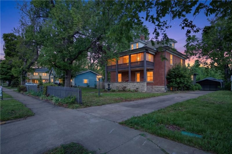 612 W Cherry St, Nevada, MO 64772