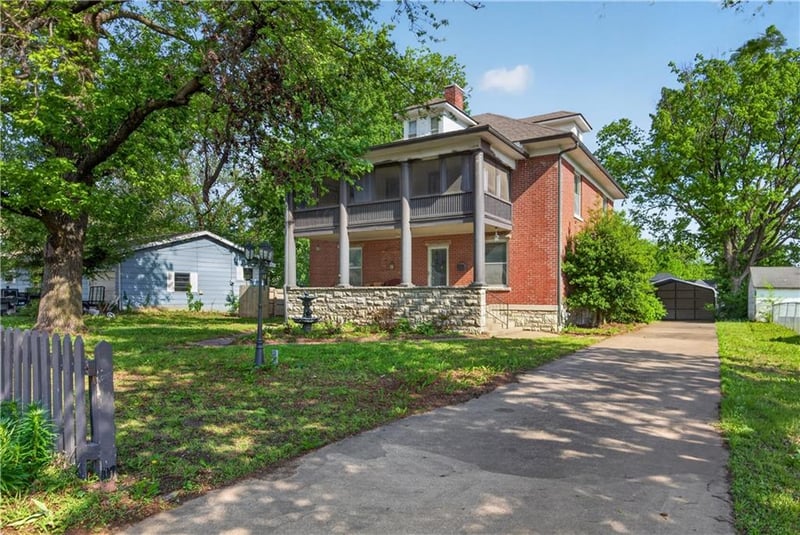 612 W Cherry St, Nevada, MO 64772