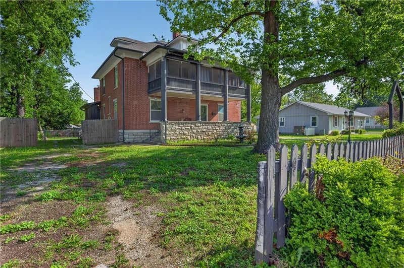 612 W Cherry St, Nevada, MO 64772