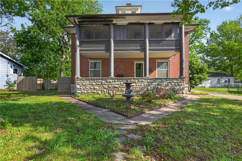 612 W Cherry St, Nevada, MO 64772