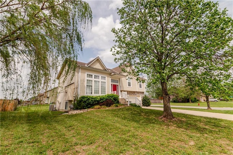 12212 Clubhouse Dr, Kansas City, KS 66109