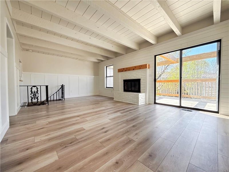 160 Bayview Dr, Lee's Summit, MO 64064
