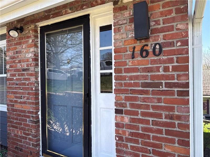 160 Bayview Dr, Lee's Summit, MO 64064