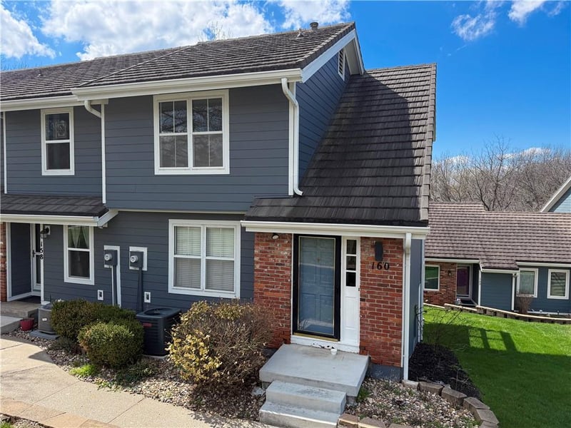 160 Bayview Dr, Lee's Summit, MO 64064
