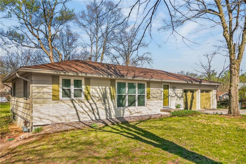 11030 Charlotte St, Kansas City, MO 64155
