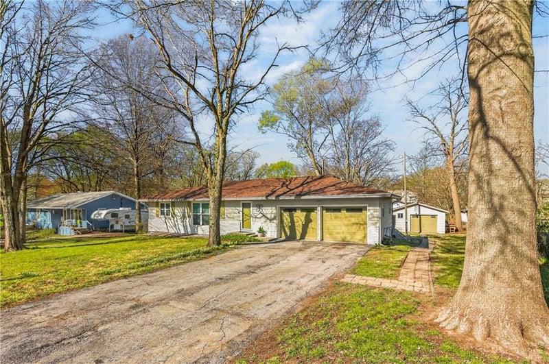 11030 Charlotte St, Kansas City, MO 64155