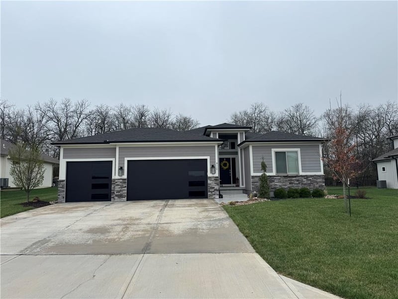 9115 12th St, Lee's Summit, MO 64064