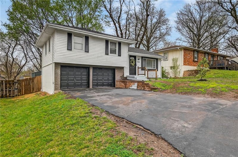 1604 67th St, Kansas City, MO 64118