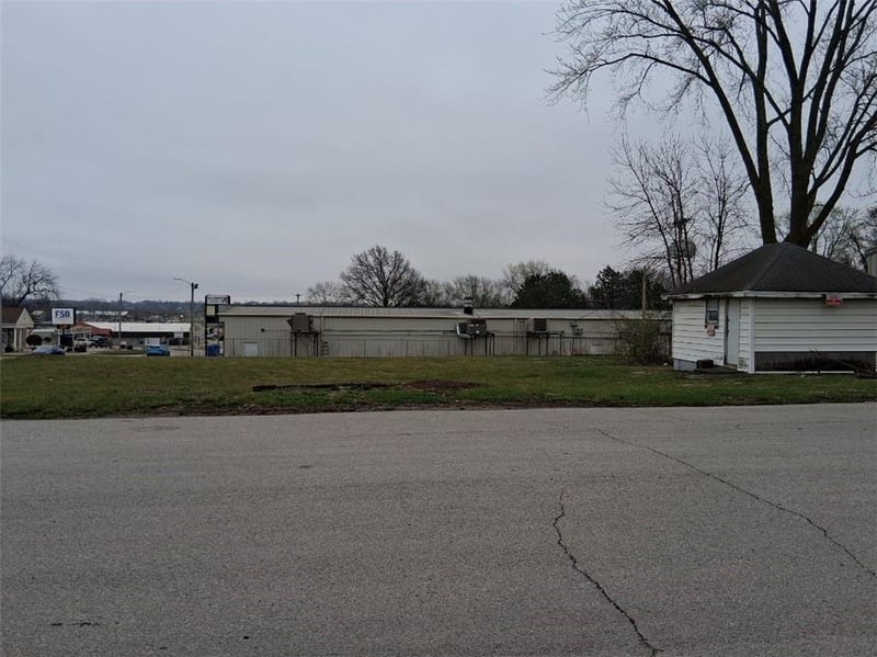 1402 9th St, Trenton, MO 64683