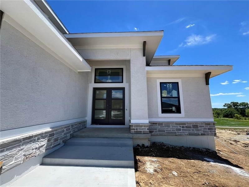 517 Bentwater Dr, Raymore, MO 64083